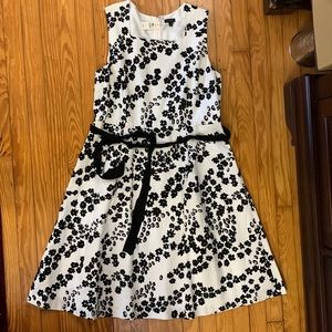 NWT Talbots Floral fit & Flare Dress Tie Waist Daisy Print Black & White-Pockets